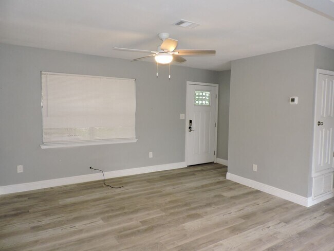 Building Photo - Beautifully updated home!