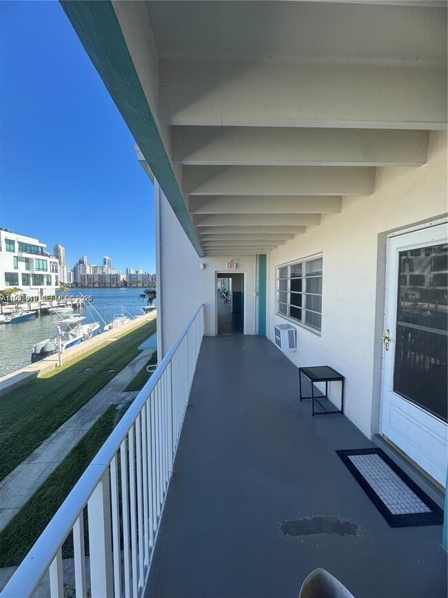 Foto del edificio - 3923 NE 166th St