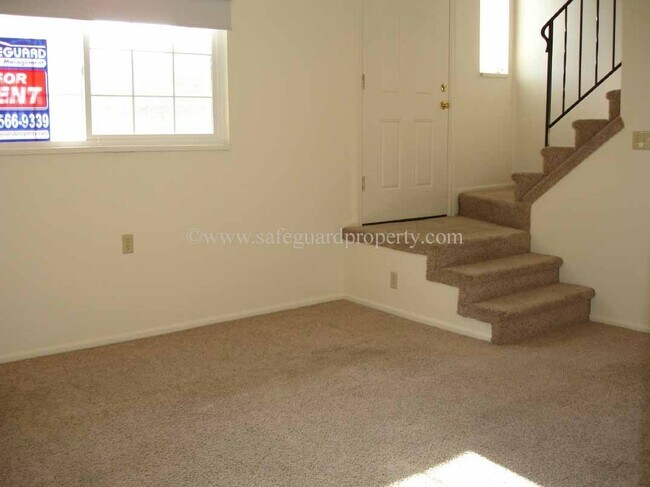 Foto del edificio - Spacious 2 Bedroom Multi-Level Townhome