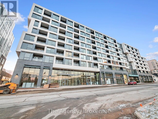 Photo du bâtiment - 2450-2450 Old Bronte Rd