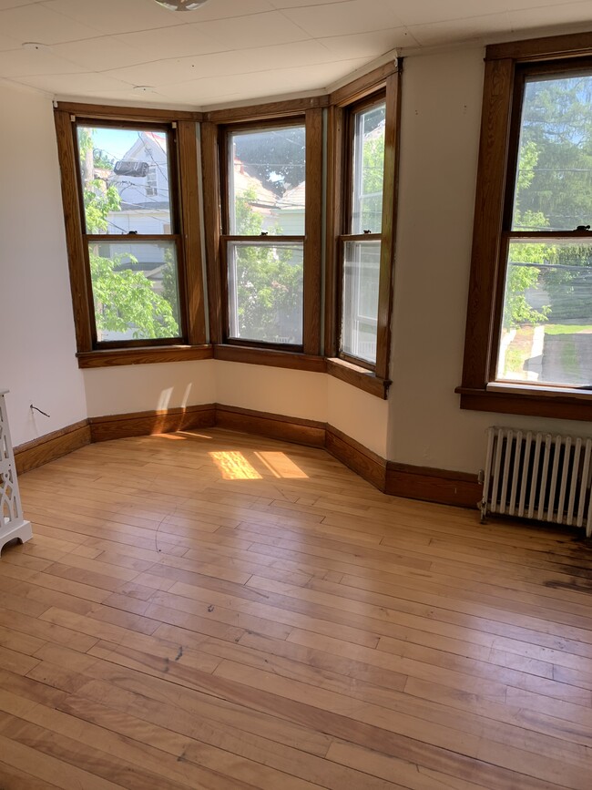 Building Photo - 47 Isham St