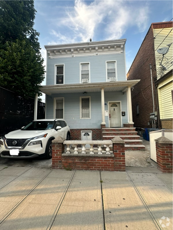 Building Photo - 216 46th St