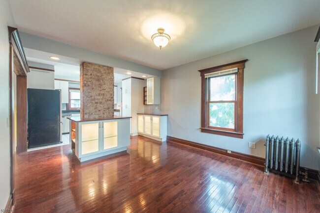 Building Photo - 13 Almira St