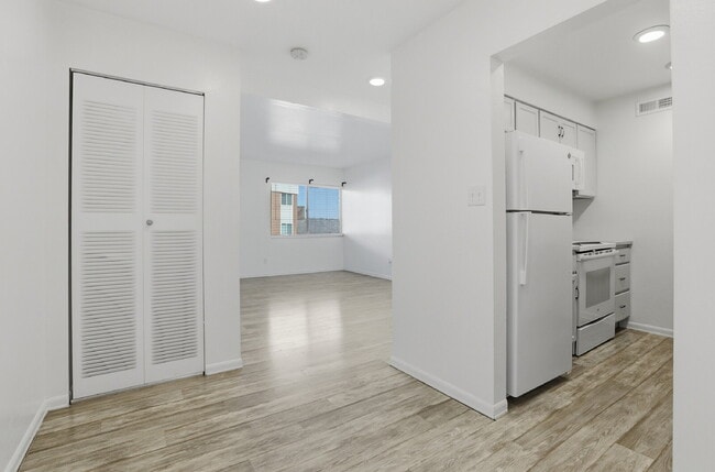 Building Photo - $1,295.95- 1 Bed, 1 Bath Condo in Denver with In Unit Washer/Dryer and Central AC!