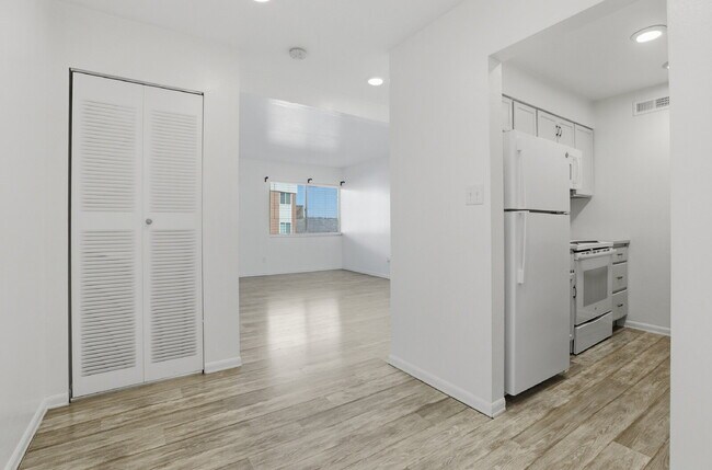 Building Photo - $1,495.95 - 1 Bed, 1 Bath Condo in Denver with In Unit Washer/Dryer and Central AC!