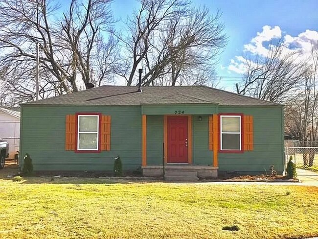 Building Photo - $200.00 off first FULL Month's rent Move-i...