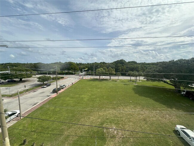Foto del edificio - 8233 Harding Ave
