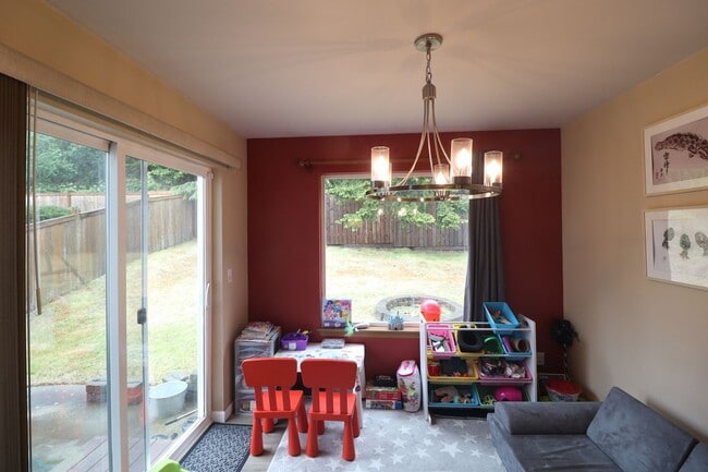 Building Photo - 4 Bed 2.5 Bath - Fully Fenced - Pet Friend...