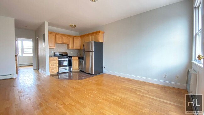 Building Photo - Spacious and bright 3-bedroom 2-bath duple...