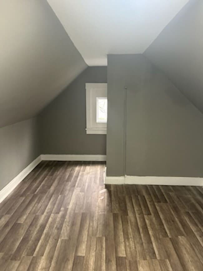 Building Photo - Spacious 3 bedroom apartment for rent in Brentwood