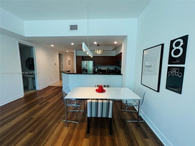 Foto del edificio - 15051 Royal Oaks Ln