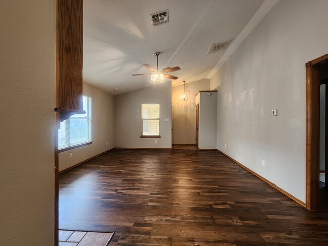 Building Photo - 910 NW Ferris Ave