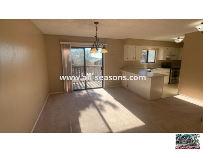 Foto del edificio - Charming multi-story duplex unit, nestled ...