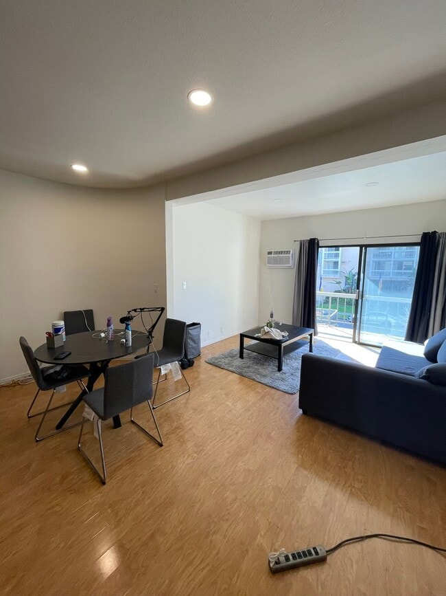 Spacious living room - 1440 Veteran Ave