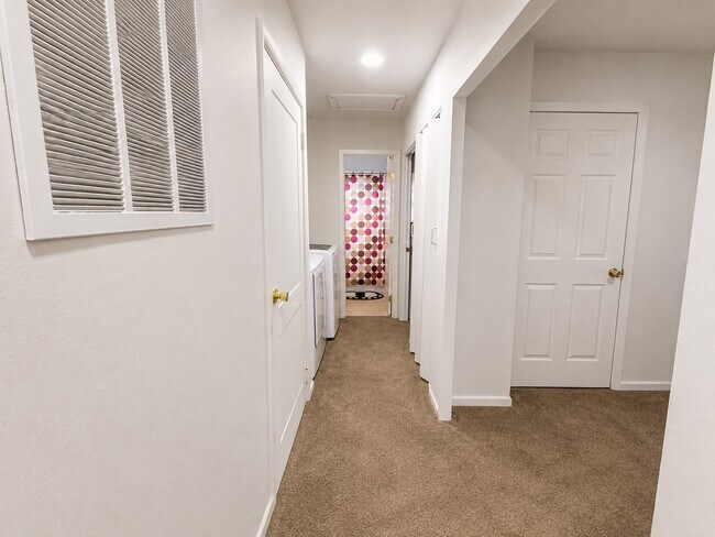 Building Photo - 10010 Donau Ln
