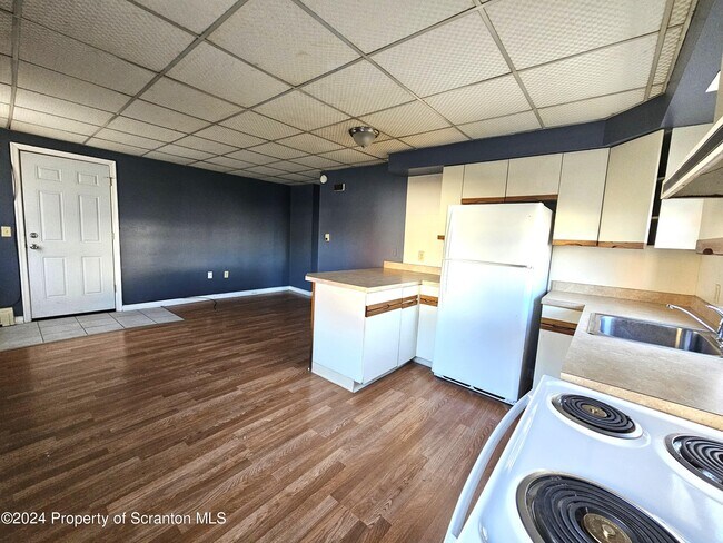 Building Photo - 112-114-116 N Valley Ave