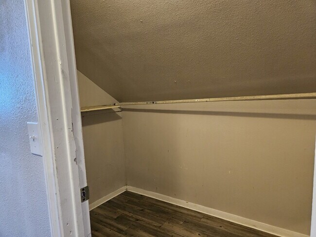 Building Photo - Second Floor Apartment Close to Woodlawn Park