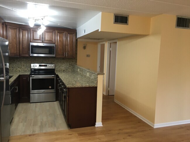 Building Photo - 3221 W Parkway Dr