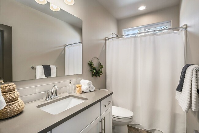 Foto del edificio - Spacious 4 Bedroom Gem with Private Backya...