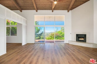 Building Photo - 2385 Roscomare Rd