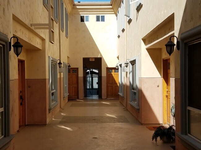 Foto del edificio - 6601 Woodley Ave