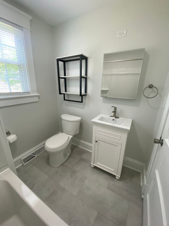 Building Photo - Fifeville/UVA Medical Center Area - 4BR/2BA