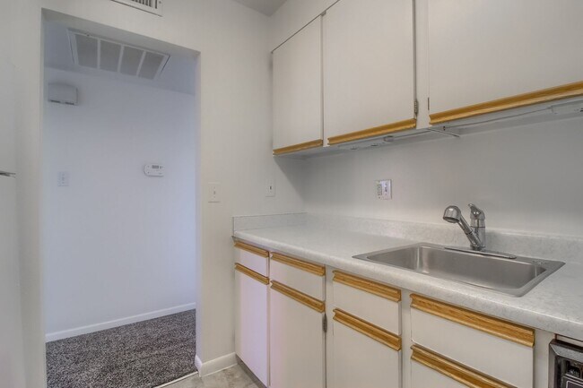 Foto del edificio - Charming 2-Bedroom Unit in a Prime Lakewoo...