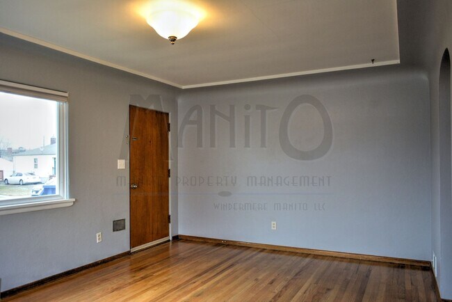 Building Photo - Charming 2 Bedroom Home