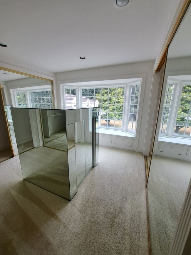 Foto del edificio - Large Secluded Estate Home w/ 1 bdrm apart...