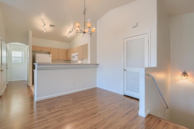 Foto del edificio - 2 Bedroom Townhouse in a GATED Beautiful M...