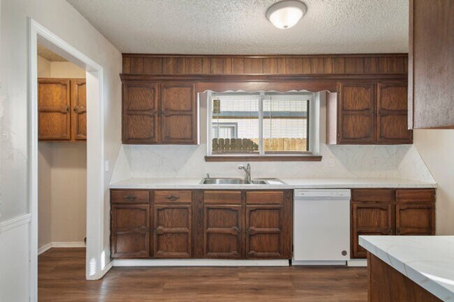 Building Photo - Charming 3-Bedroom Home with Modern Touche...