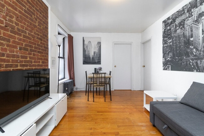 Building Photo - 306 E 96th St