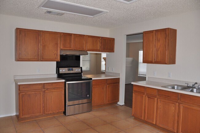 Building Photo - 3 Bedroom 2.5 Bath in Carriage Hills