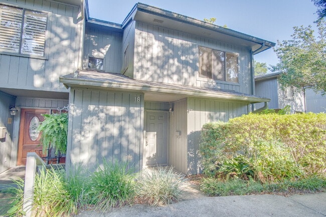 Building Photo - 2 Bedroom, 2.5 Bath Townhome with Easy Acc...