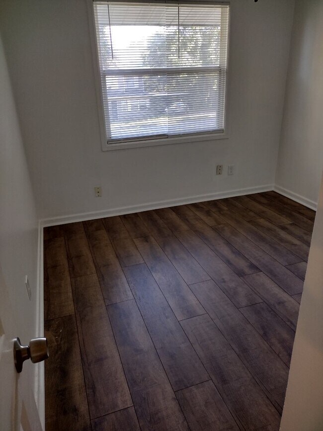 Bedroom - 428 W Montrose St