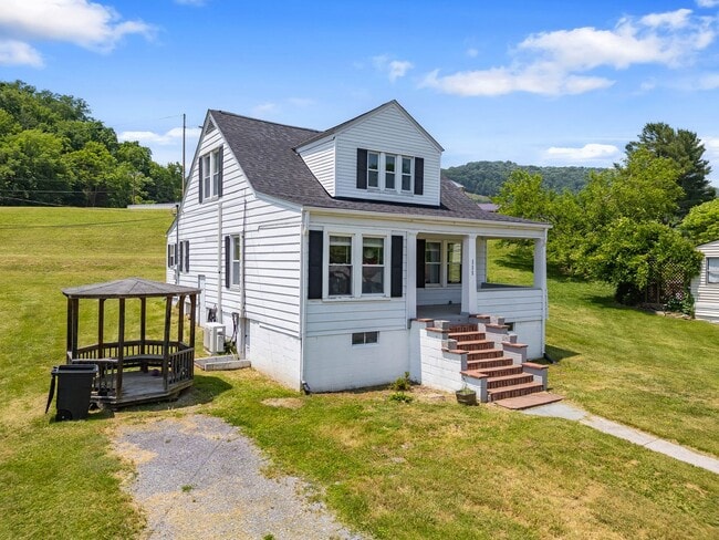 Building Photo - 4 bedroom home in Rich Creek!