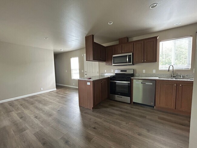 Foto del edificio - Available now! 2 bed/2 bath Close to Downtown Lodi