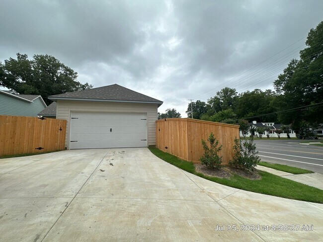 Foto del edificio - Gorgeous New Custom Built House /Highland ...