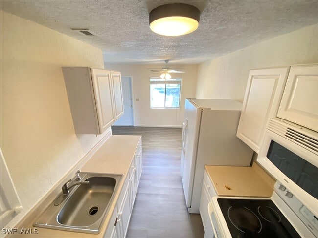 Building Photo - 4607 Bayshore Dr