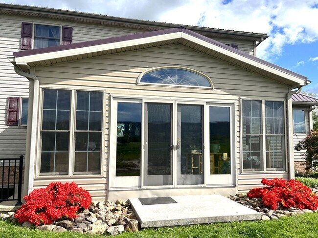 Foto del edificio - Spacious 4BR/3.5BA Single Family Home on 2...