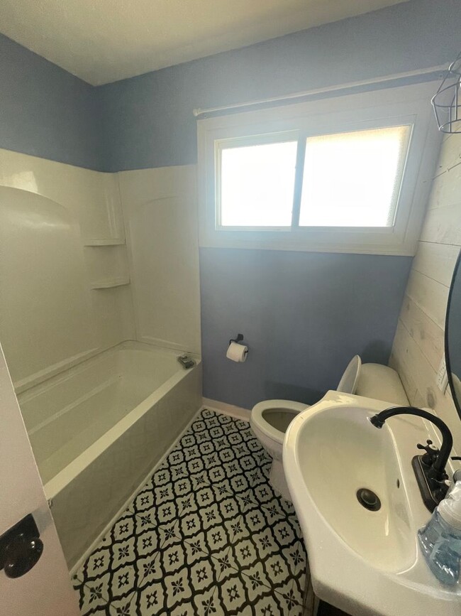 Building Photo - Updated 3 Bedroom 1 Bathroom Home