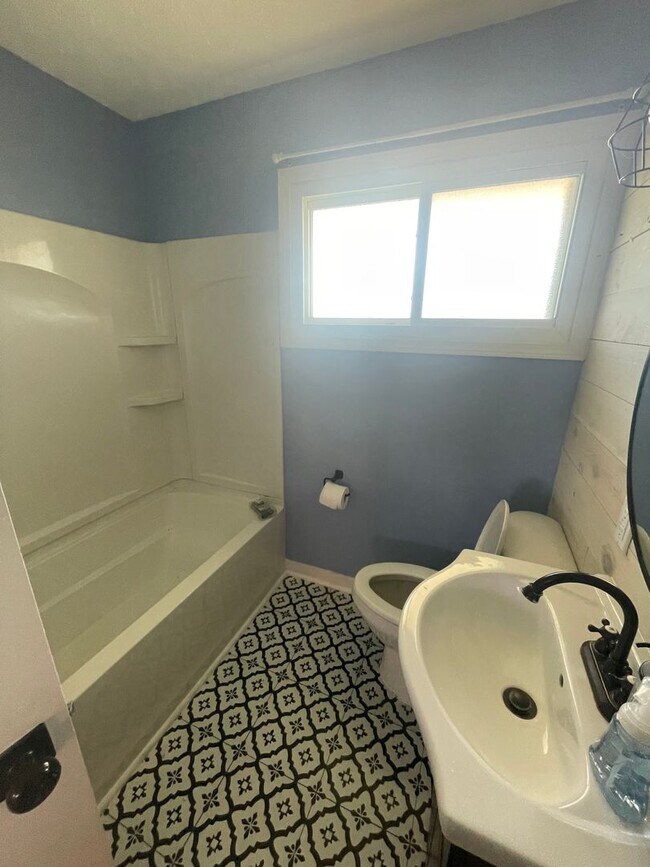 Foto del edificio - Updated 3 Bedroom 1 Bathroom Home
