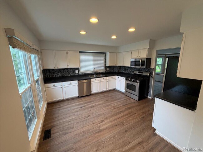 Foto del edificio - 24525 Jamestowne Rd