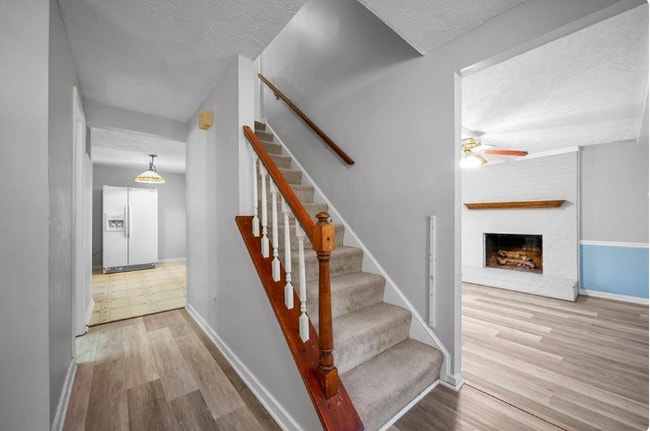 Building Photo - 220 Greencrest Ct NE