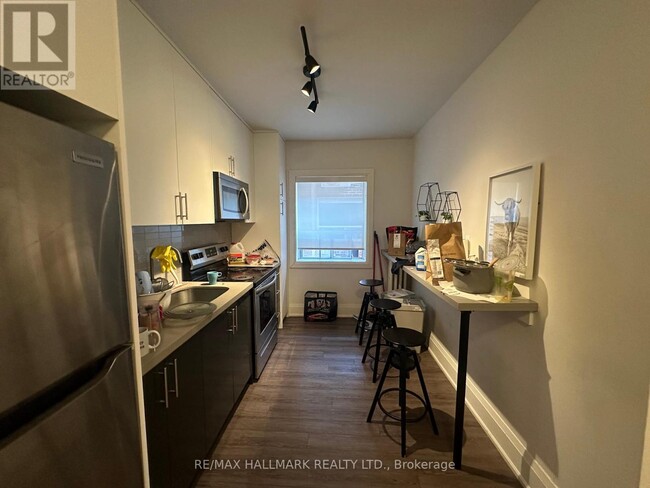 Photo du bâtiment - 595-595 St Clair Ave W