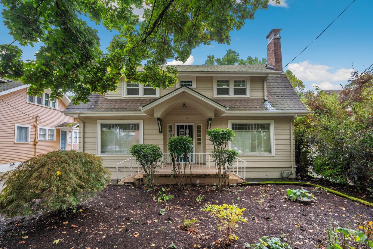 Primary Photo - Huge 3 Bedroom 2.5 Bath Home in Laurelhurst