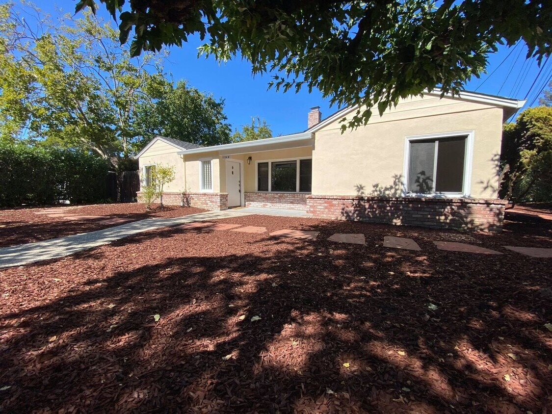 Foto principal - Spacious West Menlo Park Home for Rent