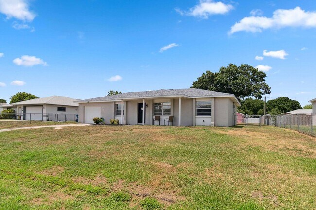 Foto del edificio - Cozy Palm Bay with Large Bonus Room