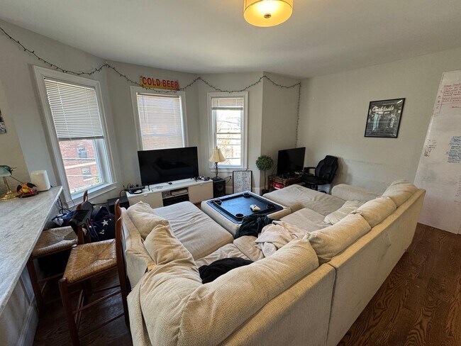 Building Photo - HOT SOMERVILLE LISTING!!!!!