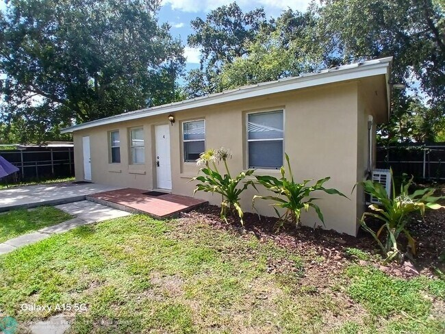 Foto del edificio - 1645 NE 149th St